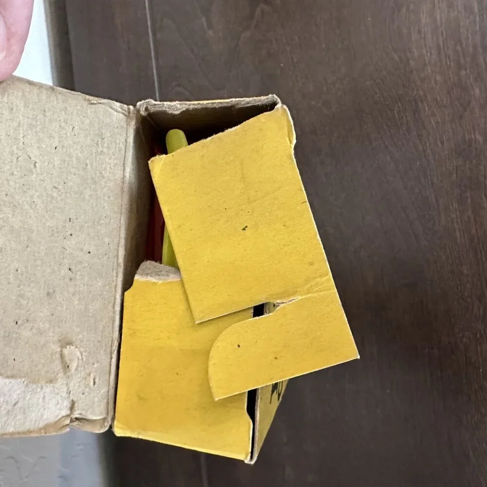 Vintage Bulldog Clothes Laundry Pins Hard Plastic 49 Pcs 1950s Assorted Colors - Picture 10 of 12